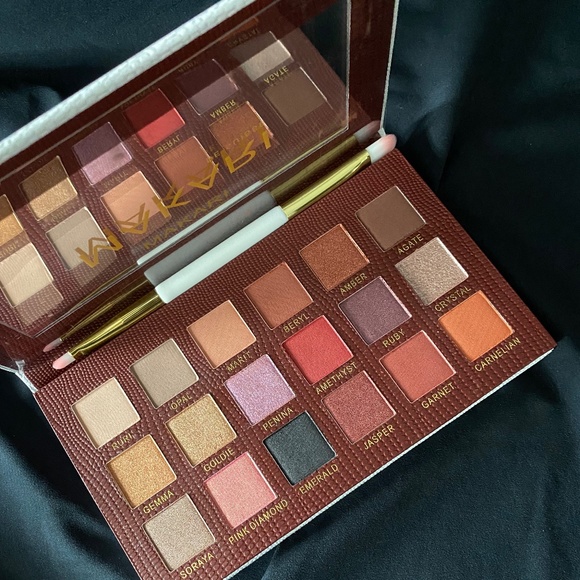 MAKARI EYE SHADOW PALETTE Plus Makeup bag Limited Edition NWT - Picture 1 of 14